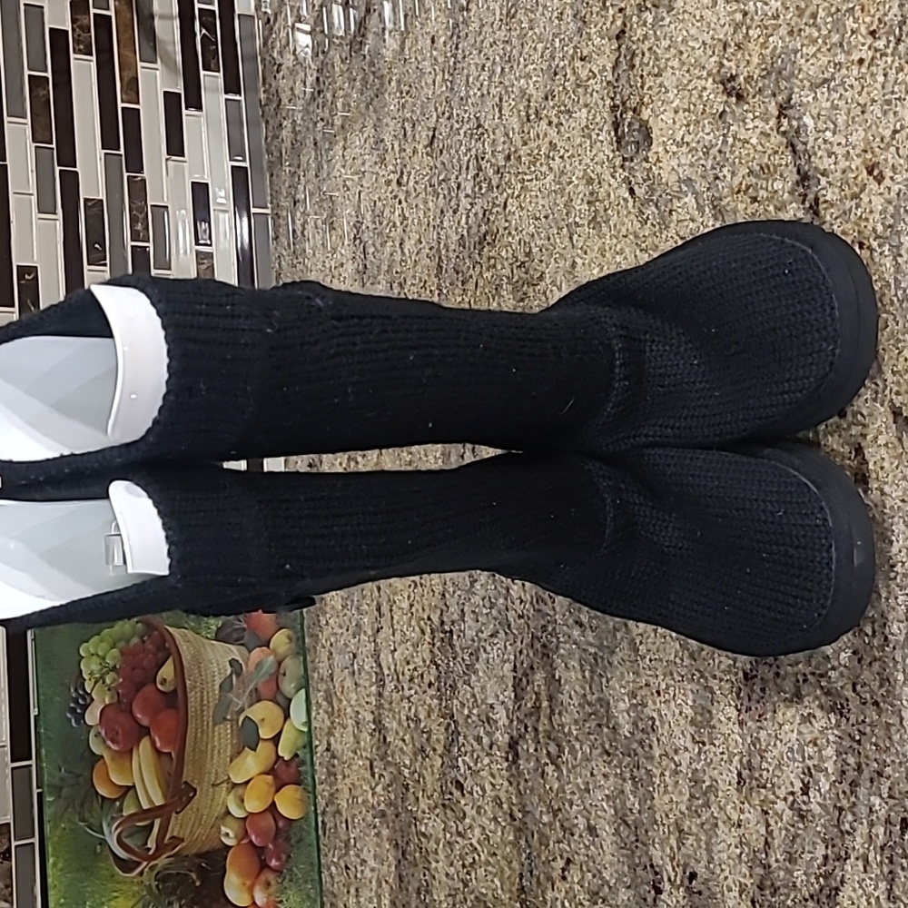 UGG Australia  SN1879 Black Knit Boots size 6